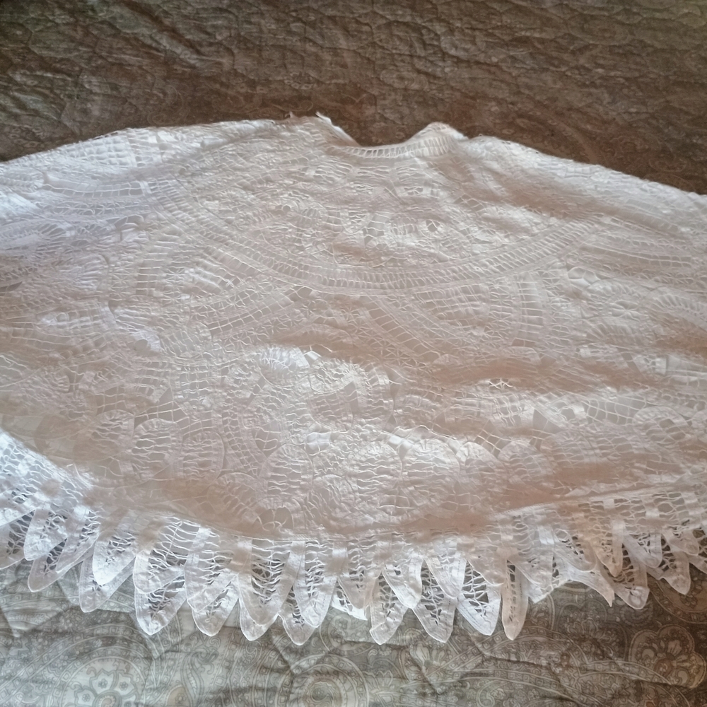 Elegant White Tree Skirt - Picture 2 of 7